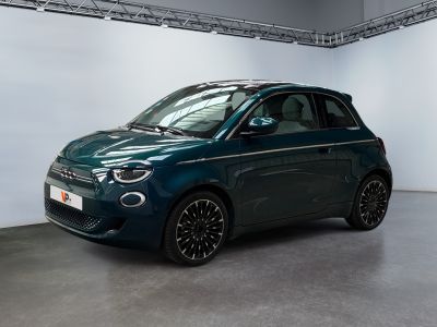 La petite voiture est garée dans une grande pièce aux murs blancs.