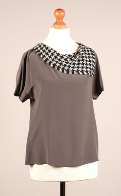 haut gris avec un col à carreaux noirs et blancs