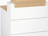 une commode blanche avec un plateau en bois
