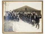un groupe d'hommes en uniforme debout devant un bâtiment