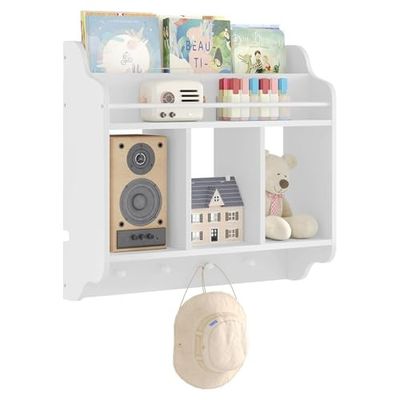 une étagère blanche sur laquelle sont posés des livres et des jouets