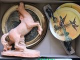une boîte contenant une statue de cheval et une assiette