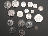 un lot de pièces de monnaie posées sur une table