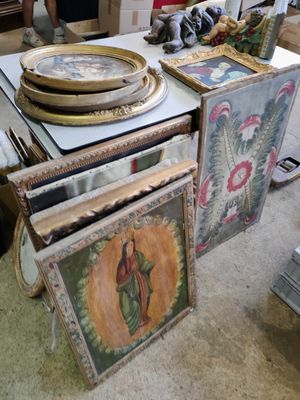 une table sur laquelle sont posés plusieurs tableaux