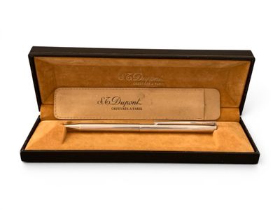 une image représentant une boîte contenant un stylo