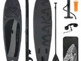 une photo d'une planche de paddle avec une pagaie, une pagaie et d'autres accessoires