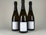 trois bouteilles de vin posées l'une à côté de l'autre sur une table