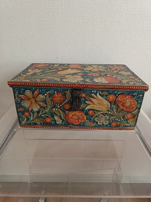 une boîte posée sur une table transparente