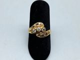 gros plan d'une bague en or ornée de deux diamants