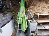 une serviette verte suspendue à un porte-vêtements dans un coin de la pièce