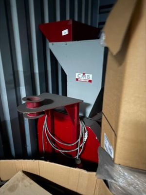 une borne d'incendie rouge dans un carton, à côté d'un autre carton