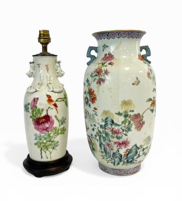 deux vases posés l'un à côté de l'autre sur une surface blanche