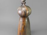 une image représentant une statue d'une femme avec un oiseau posé sur la tête