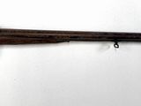 Un vieux pistolet est accroché au mur d'une pièce.