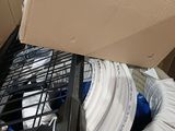 une boîte avec un tas de fils à l'intérieur