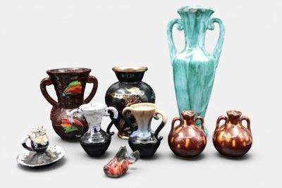 de nombreux vases différents posés sur une table