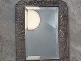 un miroir accroché au mur dans lequel se reflète la lune