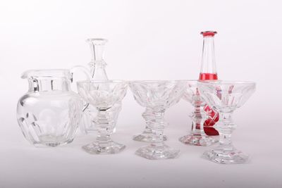 beaucoup de vases et de verres sur la table