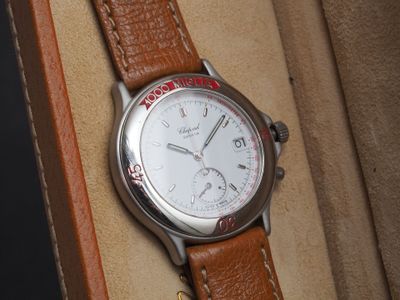 une montre qui se trouve dans une boîte sur la table