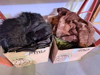 Réunion de vêtements et manteaux divers