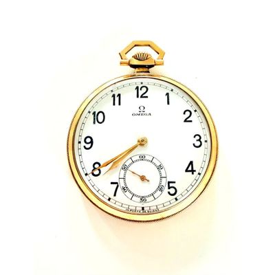 gros plan d'une montre de poche en or sur fond blanc