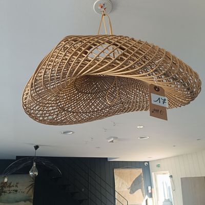 un grand panier en rotin suspendu au plafond dans une pièce