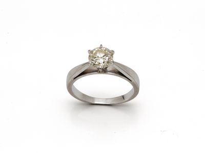 gros plan d'une bague en diamant sur une surface blanche