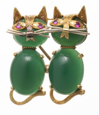 une paire de boucles d'oreilles en forme de chat vertes ornées de pierres violettes