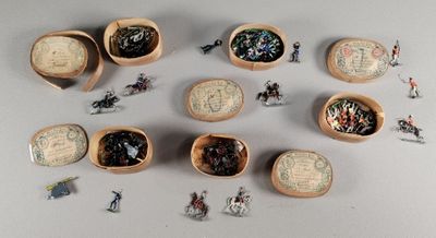 tout un tas de petits personnages qui se tiennent autour d'un bol