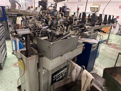 l'image d'une machine qui travaille sur une feuille de papier