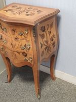 Petite commode (ou chevet) galbée de style Louis XV en bois … (photo 2)