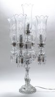 BACCARAT. Un candélabre en cristal moulé et pampilles en cri…