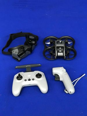 deux télécommandes et une manette posées sur une surface bleue
