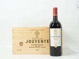 une bouteille de vin posée à côté d'une caisse en bois