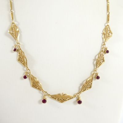 gros plan d'un collier sur un mannequin mannequin