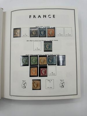 un livre ouvert avec des timbres sur une table