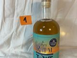 une bouteille d'alcool posée sur une table, avec une étiquette de prix devant