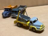 deux camions jouets assis l'un à côté de l'autre