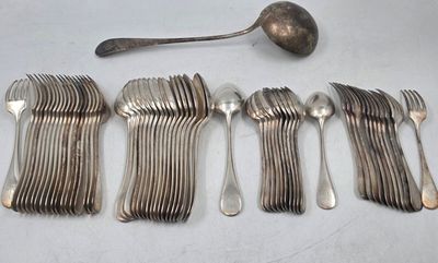 beaucoup de cuillères et de fourchettes en argent sur la table