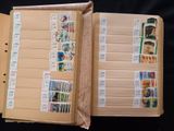 un livre ouvert avec des timbres, posé sur une table