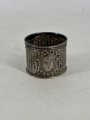 gros plan d'une bague en argent sur une surface blanche