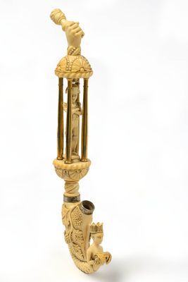 Fourreau de pipe en ivoire sculpté à décor de "Sirène couronnée", et d - Photo 1