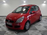 la petite voiture rouge est garée sur un sol en damier