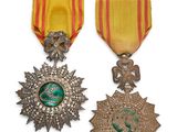 deux médailles et une médaille sur fond blanc