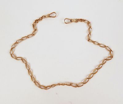un bracelet en chaîne d'or avec un maillon et un fermoir sur fond blanc