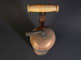 un manche en bois fixé à un objet métallique
