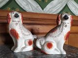 deux chiens en céramique assis sur une table