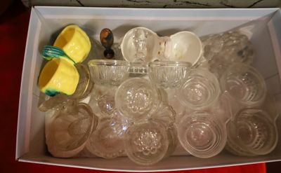 une boîte remplie de gobelets en plastique vides et de quartiers de citron