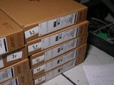 plusieurs boîtes empilées sur une table