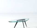 une photo d'une table basse en verre avec un piètement noir